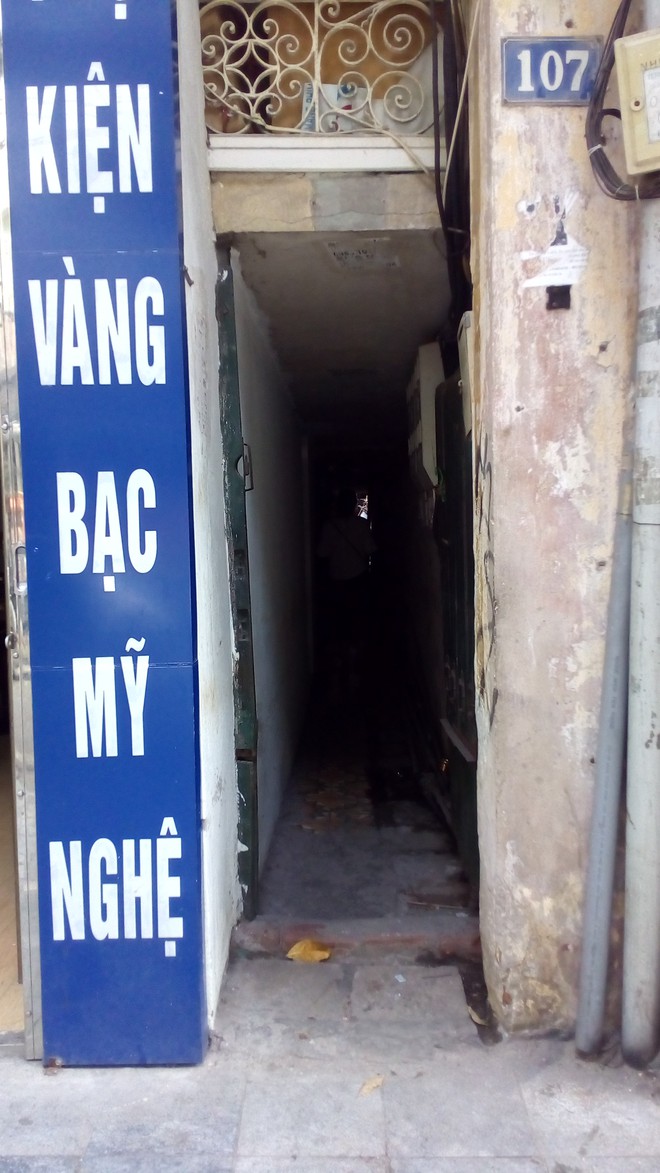 H&agrave; Nội: 2 thế hệ c&ugrave;ng sinh sống tr&ecirc;n n&oacute;c nh&agrave; vệ sinh c&ocirc;ng cộng ở phố H&agrave;ng Bạc - Ảnh 1.