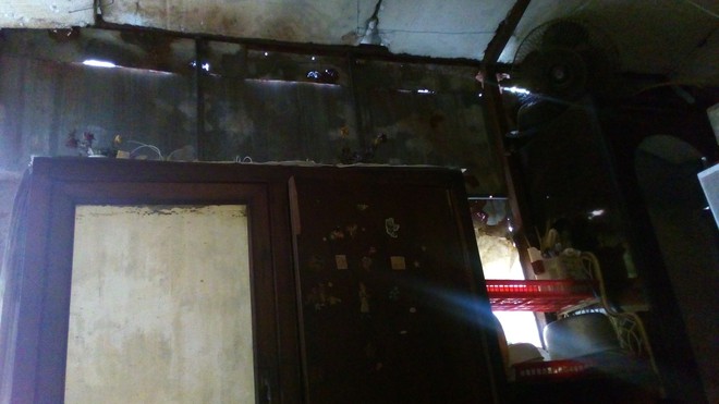 H&agrave; Nội: 2 thế hệ c&ugrave;ng sinh sống tr&ecirc;n n&oacute;c nh&agrave; vệ sinh c&ocirc;ng cộng ở phố H&agrave;ng Bạc - Ảnh 3.