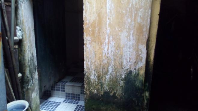 H&agrave; Nội: 2 thế hệ c&ugrave;ng sinh sống tr&ecirc;n n&oacute;c nh&agrave; vệ sinh c&ocirc;ng cộng ở phố H&agrave;ng Bạc - Ảnh 6.