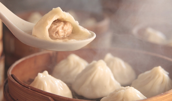 Hội dimsum nhất định phải biết cách ăn chiếc bánh Tiểu Long Bao sao cho thật sang chảnh - Ảnh 1.