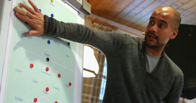 Pep Guardiola từng từ chối Man City v&igrave; phải l&ograve;ng cốc bia ở Munich - Ảnh 1.