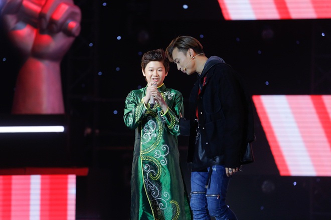 Giọng h&aacute;t Việt nh&iacute;: Cậu b&eacute; d&acirc;n ca phụ gia đ&igrave;nh ở rừng cao su g&acirc;y x&uacute;c động với giọng ca nức nở - Ảnh 7.