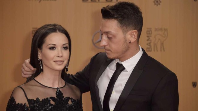 Nhan sắc hoa hậu Thổ Nhĩ Kỳ khiến Mesut Ozil bỏ bạn g&aacute;i ca sĩ - Ảnh 1.