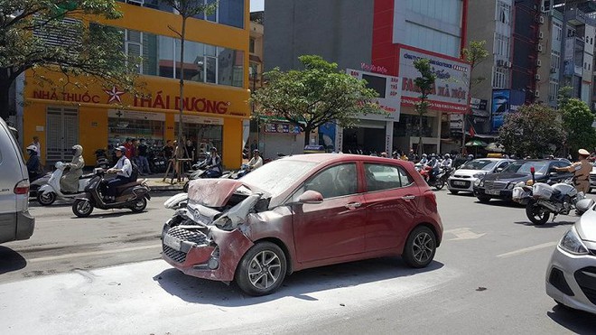 Xe hơi bốc ch&aacute;y ng&ugrave;n ngụt sau va chạm tr&ecirc;n phố H&agrave; Nội - Ảnh 1.