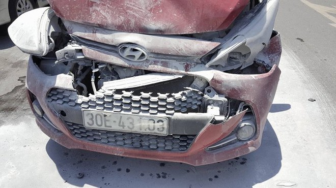Xe hơi bốc ch&aacute;y ng&ugrave;n ngụt sau va chạm tr&ecirc;n phố H&agrave; Nội - Ảnh 2.
