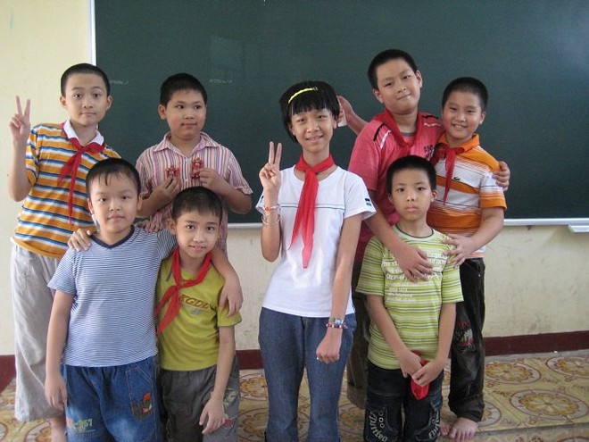 Hiệu trưởng n&eacute;m học bạ v&agrave;o mặt, bắt t&ocirc;i bế con về - Ảnh 1.