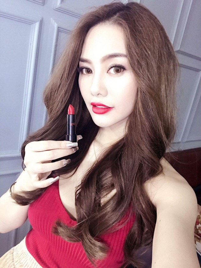Mỹ nữ Showbiz Việt ph&aacute;t sốt với d&ograve;ng son m&ocirc;i mới - Ảnh 2.