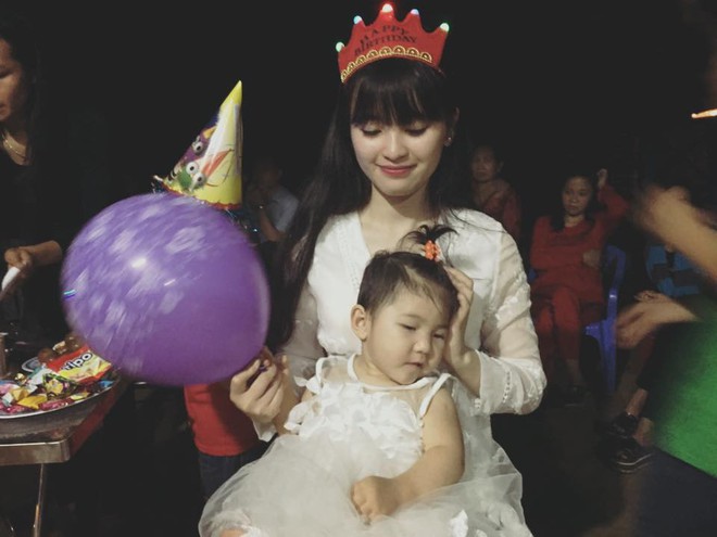 Mẹ nuôi 9x tổ chức sinh nhật hoành tráng cho em bé Lào Cai, tiết lộ người chăm sóc bé thật sự - Ảnh 3.