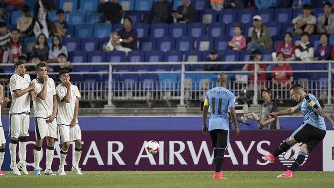 Đá phạt siêu dị, U20 Uruguay hạ đẹp U20 Italia - Ảnh 1.