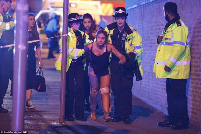 Khung cảnh hỗn loạn sau vụ nổ bom trong show nhạc Ariana Grande khiến ít nhất 70 người thương vong - Ảnh 9.