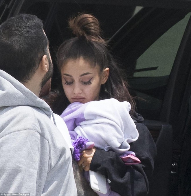 Ariana Grande xuất hiện đầy tiều tụy sau vụ nổ bom tại Manchester, Anh - Ảnh 1.