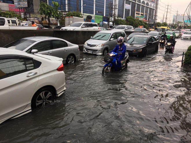 Ch&aacute;n cảnh ngập lụt dầm dề ở Bangkok, d&acirc;n mạng h&ocirc; biến con đường nước đen ng&ograve;m th&agrave;nh d&ograve;ng biển xanh ngắt - Ảnh 1.