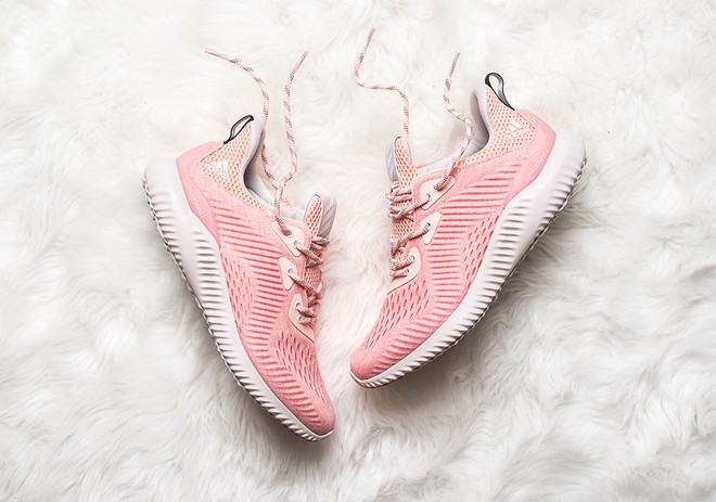 Quên adidas NMD Raw Pink đắt đỏ đi, đôi sneaker màu hường này cũng yêu không kém mà giá rất phải chăng - Ảnh 2.
