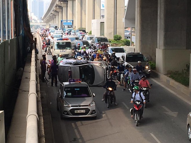 Hà Nội: Đánh lái tránh xe máy, taxi lật nghiêng nằm chắn giữa hầm Nguyễn Trãi - Ảnh 2.