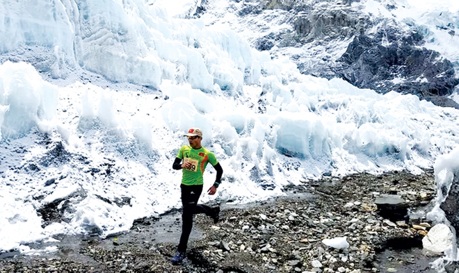 Người Việt đầu tiên chạy thành công chặng marathon khắc nghiệt nhất hành tinh trên Everest - Ảnh 1.