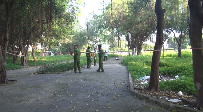Người đàn ông tử vong trong tư thế treo cổ tại công viên ở Sài Gòn - Ảnh 2.