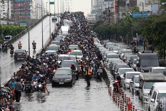 Loạt ảnh hài hước chứng minh ngập lụt ở Bangkok không hề buồn rười rượi như người ta vẫn tưởng - Ảnh 2.