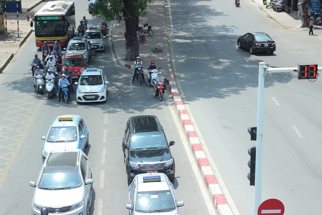 Thời tiết H&agrave; Nội, nắng n&oacute;ng đỉnh điểm l&ecirc;n đến 40,3 độ C  - Ảnh 1.