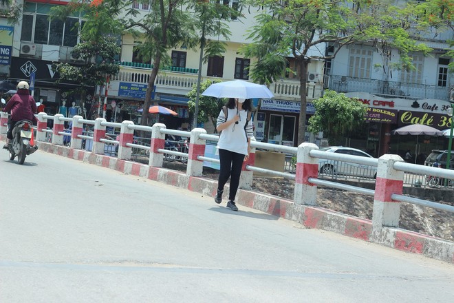 Thời tiết H&agrave; Nội, nắng n&oacute;ng đỉnh điểm l&ecirc;n đến 40,3 độ C - Ảnh 5.