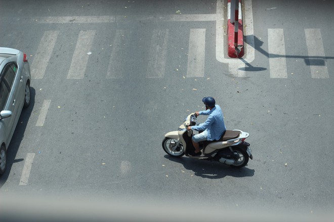Thời tiết H&agrave; Nội, nắng n&oacute;ng đỉnh điểm l&ecirc;n đến 40,3 độ C - Ảnh 4.