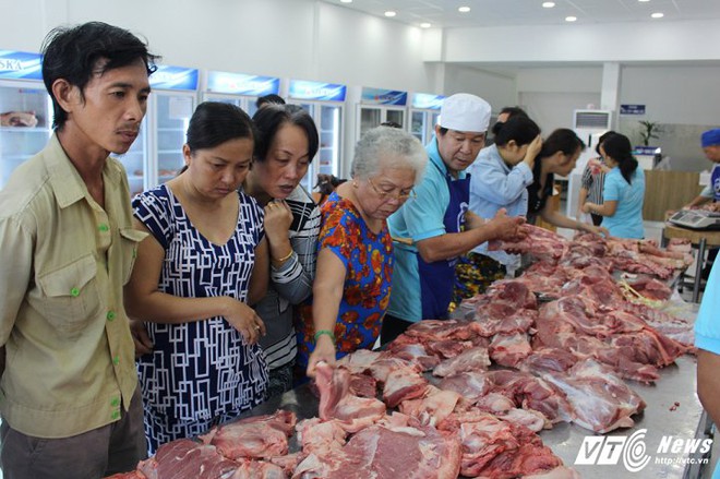 Dân Sài Gòn ồ ạt giải cứu thịt heo cho người chăn nuôi - Ảnh 2.