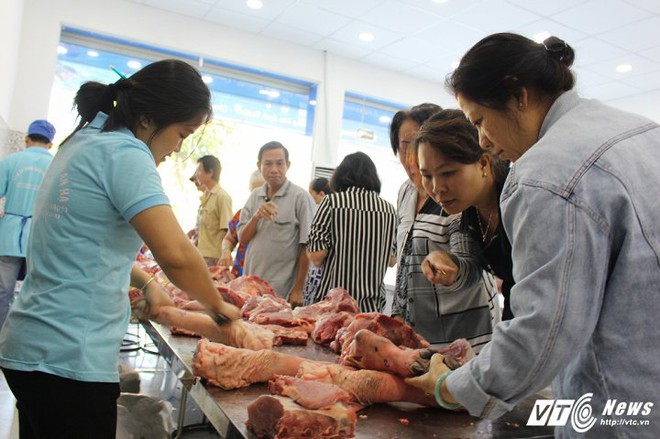 Dân Sài Gòn ồ ạt giải cứu thịt heo cho người chăn nuôi - Ảnh 3.