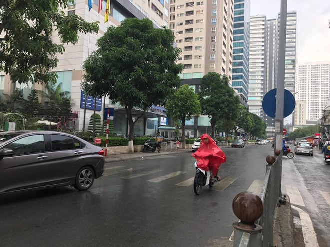 Cuối cùng thủ đô Hà Nội đã có mưa sau những ngày vật vã vì nắng nóng - Ảnh 1.