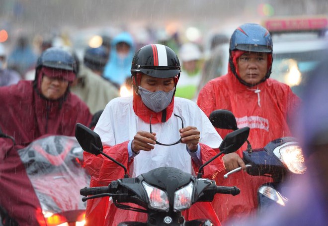 Chùm ảnh: Bão bụi ngập trời ngày Hà Nội đón trận giông đầu tiên sau đợt nóng đỉnh điểm - Ảnh 14.