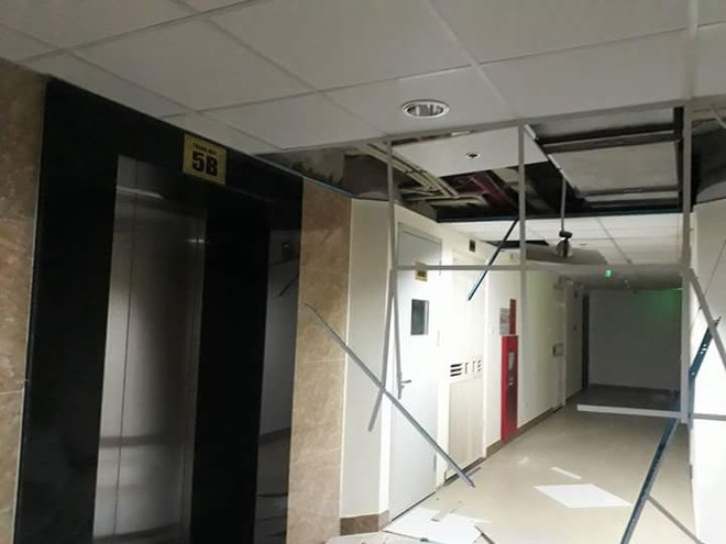 H&agrave; Nội: Sau gi&ocirc;ng lốc lớn, nhiều mảng trần chung cư bị văng xuống đất  - Ảnh 1.