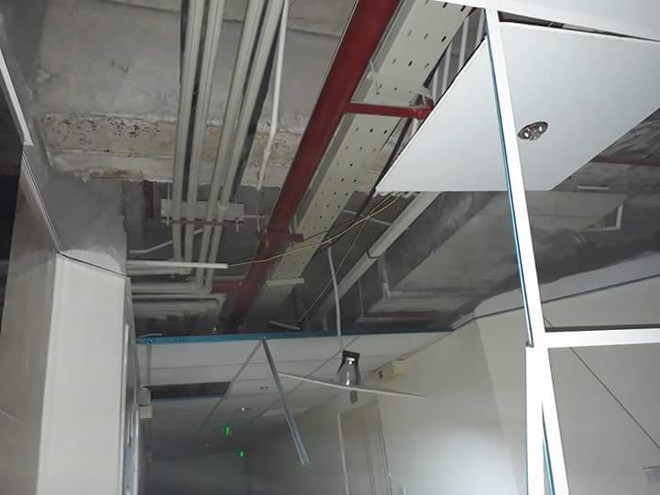 H&agrave; Nội: Sau gi&ocirc;ng lốc lớn, nhiều mảng trần chung cư bị văng xuống đất  - Ảnh 2.