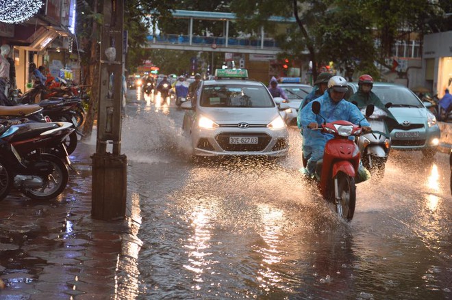 Hà Nội ngập sau cơn mưa giông lớn chấm dứt chuỗi ngày nắng nóng - Ảnh 2.