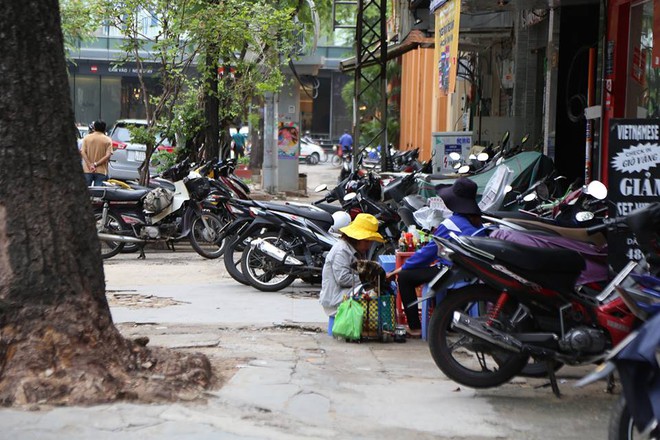 Vỉa hè ở trung tâm Sài Gòn sẽ được cho thuê với giá 100.000 đồng/m2 - Ảnh 2.