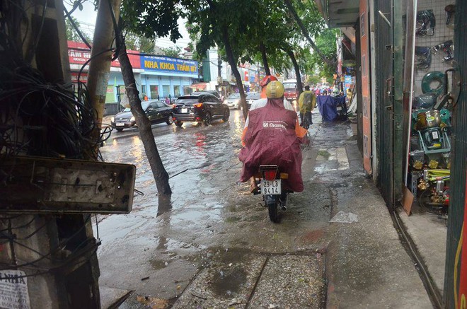 Hà Nội ngập sau cơn mưa giông lớn chấm dứt chuỗi ngày nắng nóng - Ảnh 4.