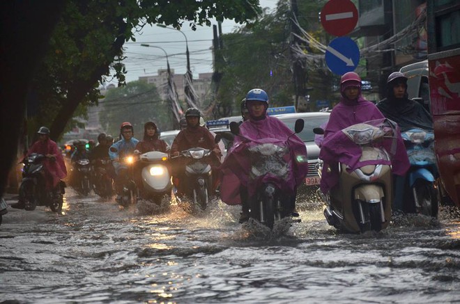 Hà Nội ngập sau cơn mưa giông lớn chấm dứt chuỗi ngày nắng nóng - Ảnh 5.