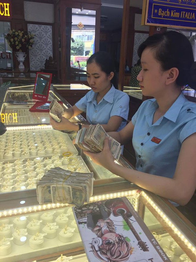 Cha ngh&egrave;o mang cọc tiền lẻ đi mua v&agrave;ng l&agrave;m của hồi m&ocirc;n cho con g&aacute;i - Ảnh 2.