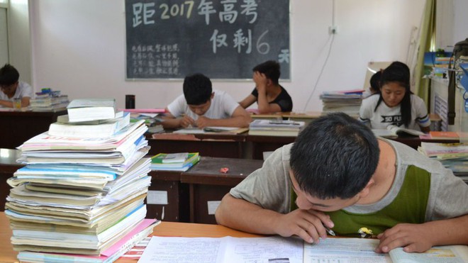 Trung Quốc: 16 học sinh nhiễm HIV phải ngồi làm bài thi đại học trong phòng cách ly - Ảnh 1.