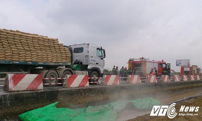 Xe đầu k&eacute;o bốc ch&aacute;y, h&agrave;ng ngh&igrave;n phương tiện ch&ocirc;n ch&acirc;n tr&ecirc;n cao tốc - Ảnh 3.