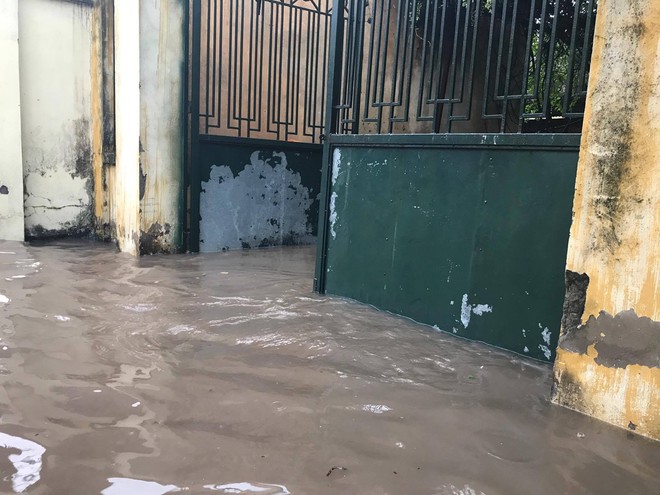 Chùm ảnh: Đường phố Hà Nội ngập lênh láng sau cơn mưa lớn vào sáng nay - Ảnh 6.