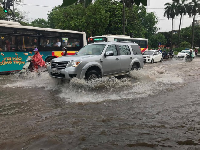 Chùm ảnh: Đường phố Hà Nội ngập lênh láng sau cơn mưa lớn vào sáng nay - Ảnh 2.