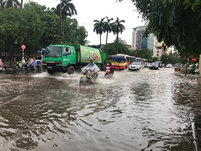 Chùm ảnh: Đường phố Hà Nội ngập lênh láng sau cơn mưa lớn vào sáng nay - Ảnh 3.