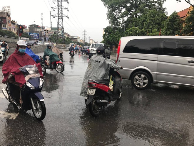 Chùm ảnh: Đường phố Hà Nội ngập lênh láng sau cơn mưa lớn vào sáng nay - Ảnh 4.