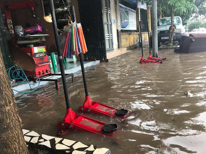 Chùm ảnh: Đường phố Hà Nội ngập lênh láng sau cơn mưa lớn vào sáng nay - Ảnh 5.