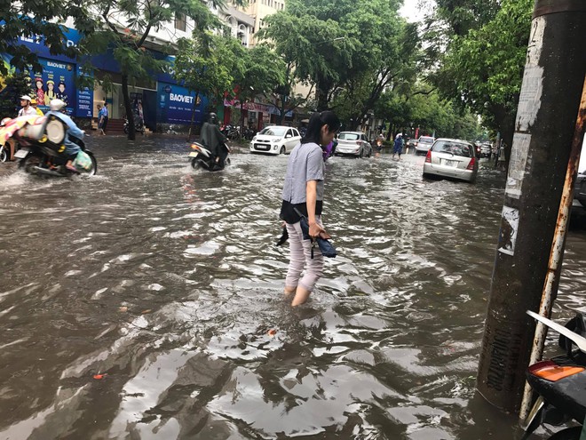 Chùm ảnh: Đường phố Hà Nội ngập lênh láng sau cơn mưa lớn vào sáng nay - Ảnh 8.