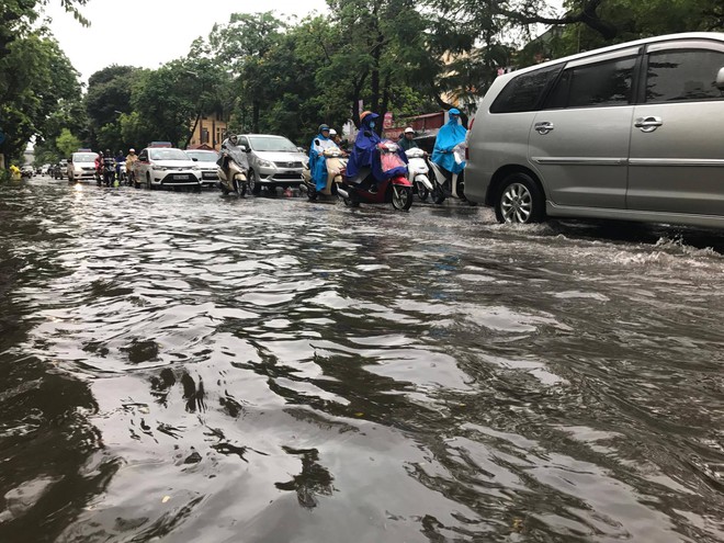 Chùm ảnh: Đường phố Hà Nội ngập lênh láng sau cơn mưa lớn vào sáng nay - Ảnh 7.