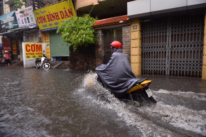 Chùm ảnh: Đường phố Hà Nội ngập lênh láng sau cơn mưa lớn vào sáng nay - Ảnh 9.