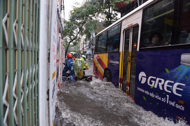 Chùm ảnh: Đường phố Hà Nội ngập lênh láng sau cơn mưa lớn vào sáng nay - Ảnh 10.