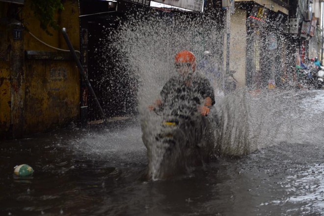 Chùm ảnh: Đường phố Hà Nội ngập lênh láng sau cơn mưa lớn vào sáng nay - Ảnh 11.