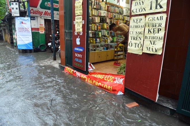 Chùm ảnh: Đường phố Hà Nội ngập lênh láng sau cơn mưa lớn vào sáng nay - Ảnh 12.