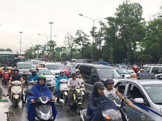 Chùm ảnh: Đường phố Hà Nội ngập lênh láng sau cơn mưa lớn vào sáng nay - Ảnh 13.