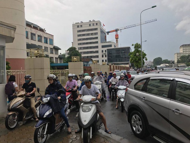 Chùm ảnh: Đường phố Hà Nội ngập lênh láng sau cơn mưa lớn vào sáng nay - Ảnh 15.